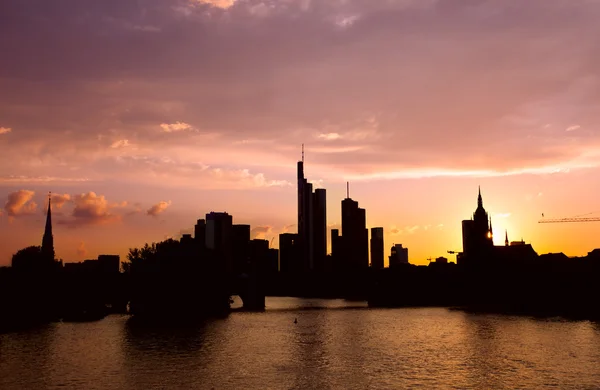 Siluetas de la arquitectura de Frankfurt durante la puesta del sol — Foto de Stock