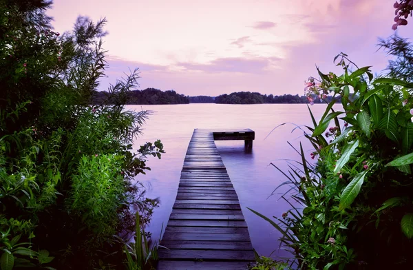 Пирс в озере на рассвете — стоковое фото