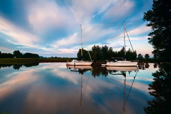 Zwei Yachten auf dem Fluss bei Sonnenaufgang — Stockfoto