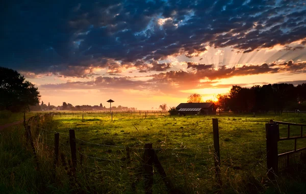 Holländisches Bauernhaus bei Sonnenaufgang — Stockfoto