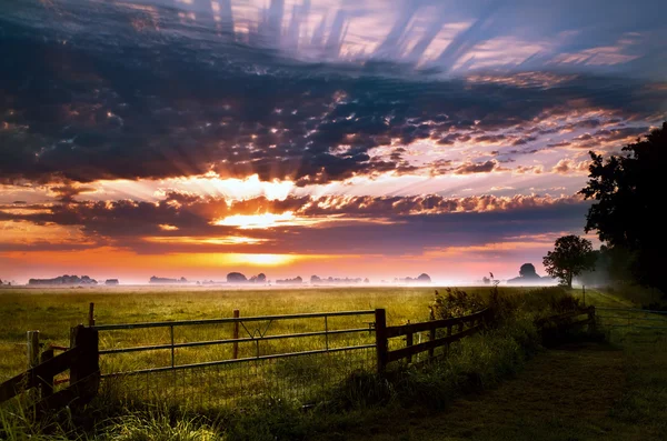 Nascer do sol colorido em Groningen rural — Fotografia de Stock