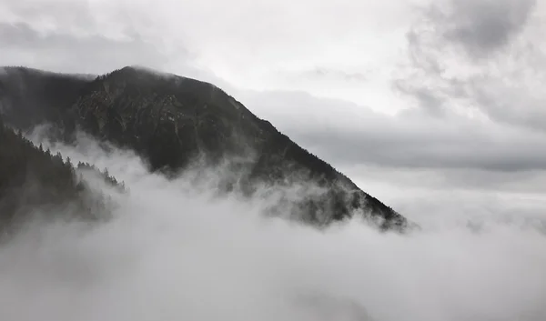 Presa di montagna nella nebbia — Foto Stock