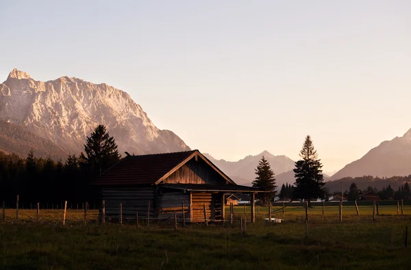 Casa de madeira alpina antes do pôr do sol — Fotografia de Stock
