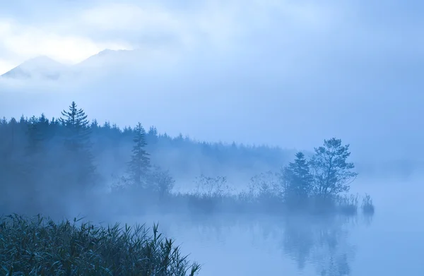 Бармзе и горы в утреннем тумане — стоковое фото