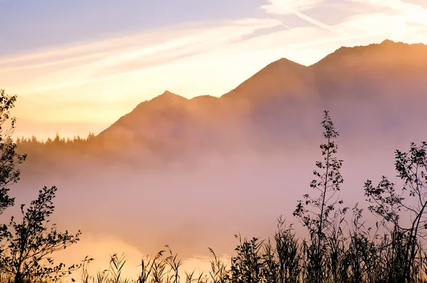 Sunrise on alpine lake — Stock Photo, Image