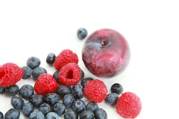 Fresh raspberries, blueberries and plum — Stock Photo, Image