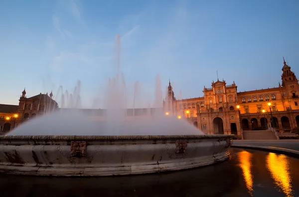 在晚上的塞维利亚西班牙广场的喷泉 — 图库照片
