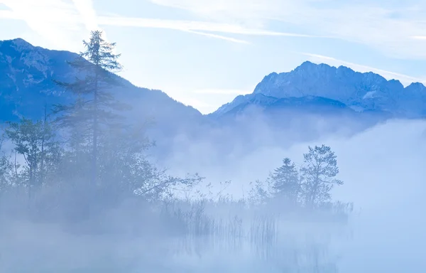 Sabah sis, dağlar — Stok fotoğraf