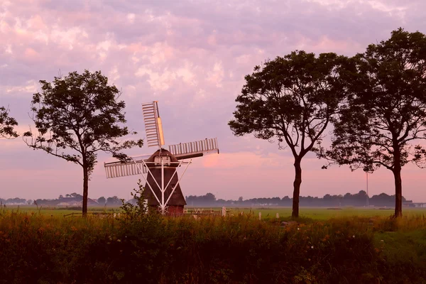 Holländische Windmühle bei Sonnenaufgang — Stockfoto