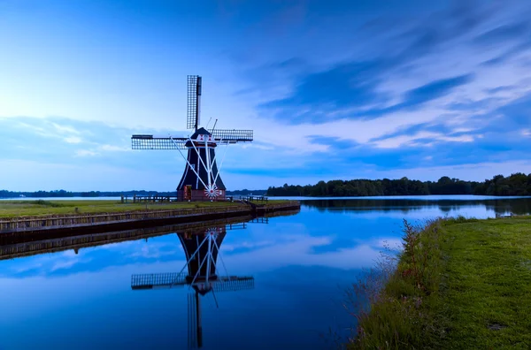 Moinho de vento holandês ao anoitecer, Groningen — Fotografia de Stock