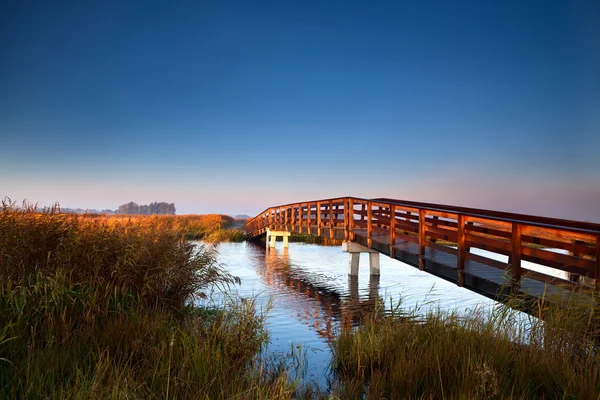 日の出で木製の橋 — ストック写真