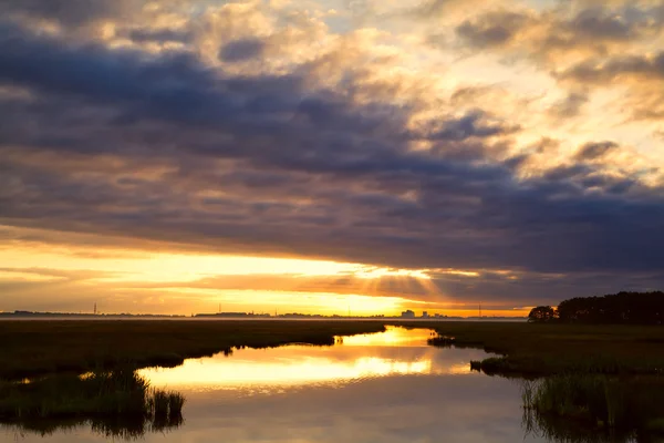 Sonnenstrahlen durch Wolken — Stockfoto