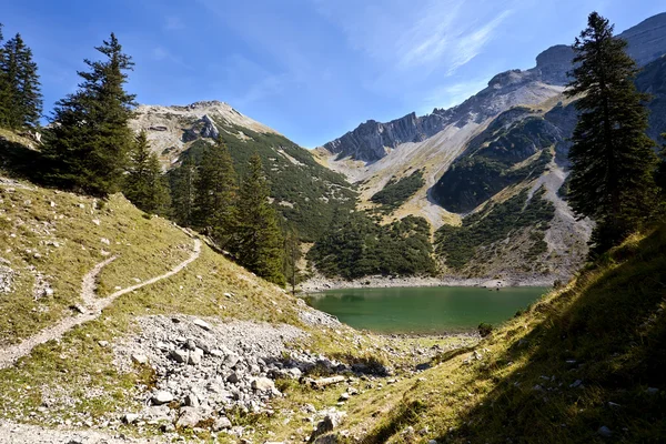 Wysoki soiernsee jezioro w Alpach — Zdjęcie stockowe