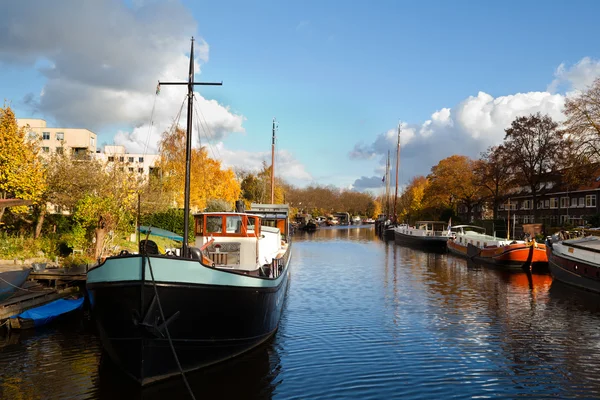 阳光灿烂的运河在格罗宁根 — 图库照片