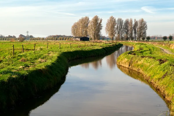Canal por casa de fazenda holandesa — Fotografia de Stock
