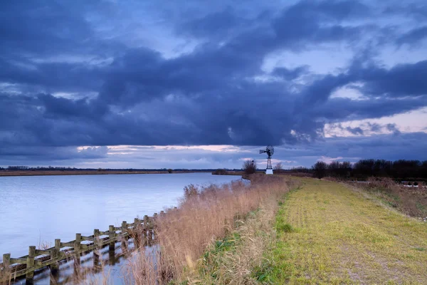 Windmühle bei Sturm — Stockfoto