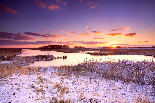 Dramatiska soluppgång över frusen sjö — Stockfoto