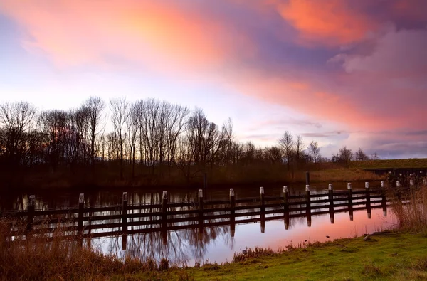 Alba colorata sul canale — Foto Stock