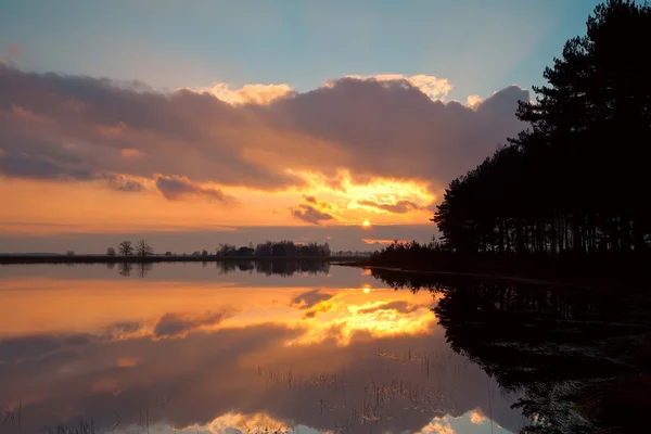 Pôr-do-sol dramático no lago — Fotografia de Stock