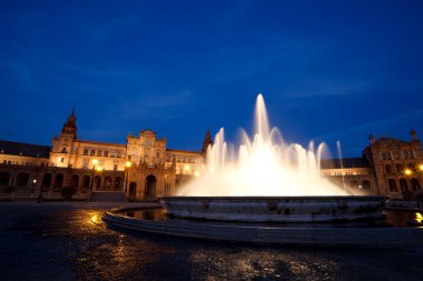 plaza de espana gece çeşmenin