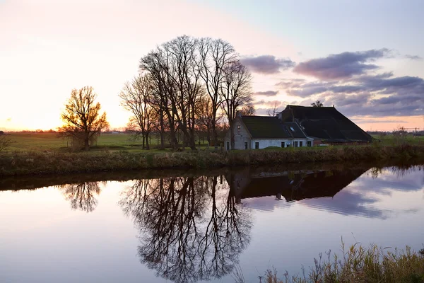 Holandês fazenda casa por canal — Fotografia de Stock