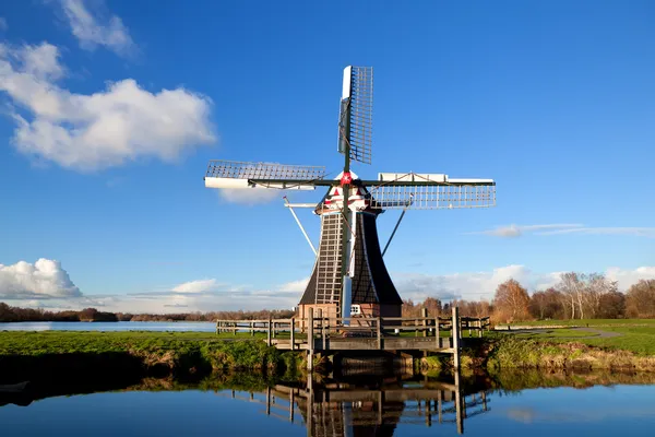 Charmant moulin hollandais — Photo