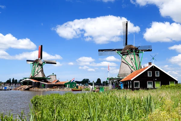 Moinho de vento tradicional em Zaanse Schans — Fotografia de Stock