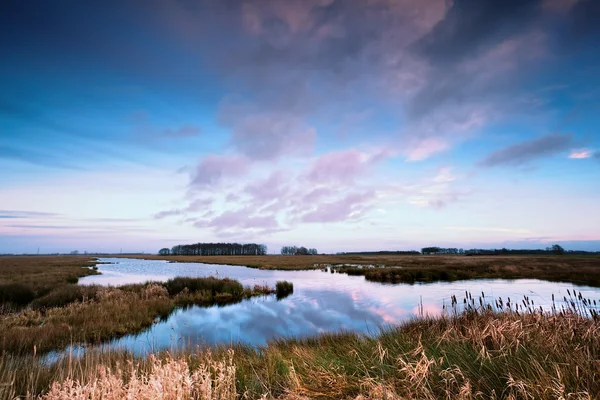 Dramatiska solnedgången över floden — Stockfoto