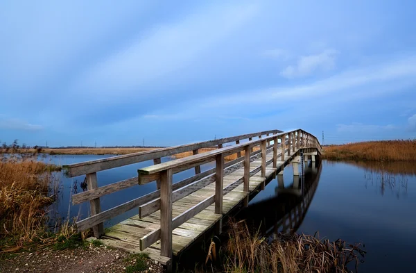 Pont en bois sur la rivière au crépuscule — Photo