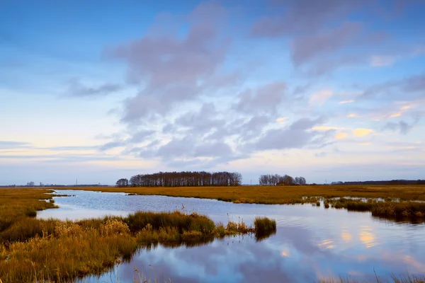 Ποταμός στην drenthe πριν από το ηλιοβασίλεμα — Φωτογραφία Αρχείου