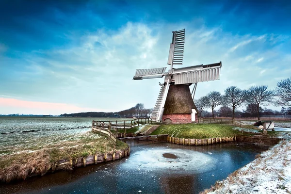 Moulin à vent néerlandais en hiver — Photo