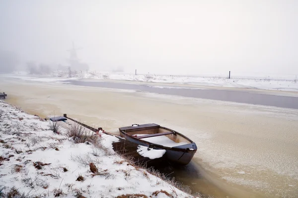 Båt på fryst kanalen i Nederländerna — Stockfoto