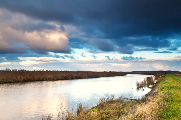 Mooie cloudscape over rivier — Stockfoto