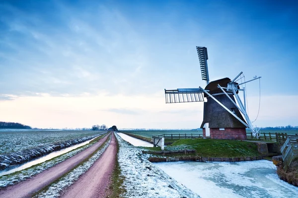 Moulin à vent néerlandais au crépuscule — Photo