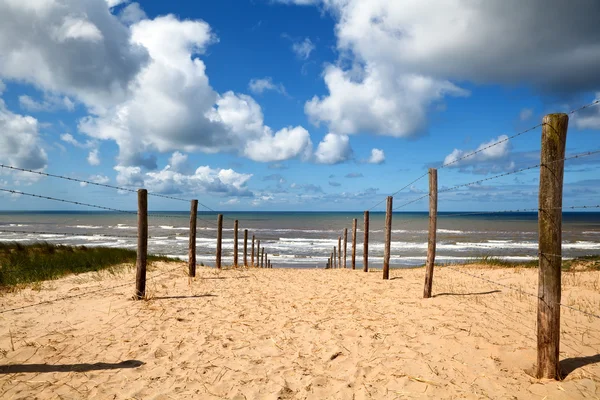 Yol üzerinde kum plaj Kuzey Denizi üzerinde — Stok fotoğraf