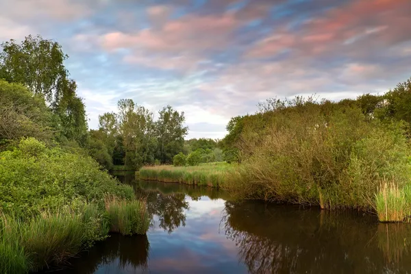 Zonsondergang over de rivier — Stockfoto