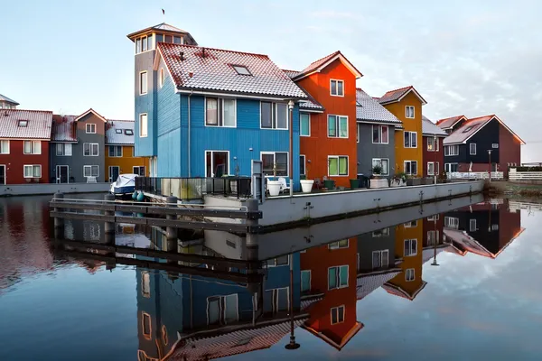 Nederlandse kleurrijke gebouwen op water — Stockfoto