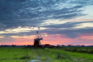 Gün doğumunda Hollanda yel değirmeni
