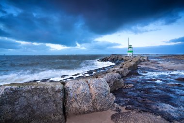 Deniz feneri Kuzey Denizi kıyılarında, IJmuiden, Hollanda