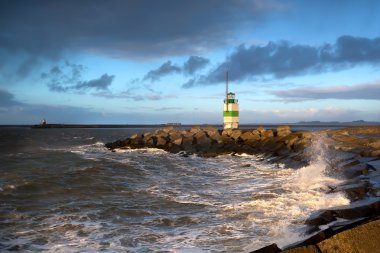 Kuzey Deniz dalgaları ve deniz feneri IJmuiden, Hollanda