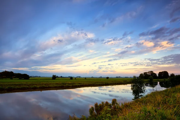 Dramatische Wolkenlandschaft bei sommerlichem Sonnenaufgang — Stockfoto