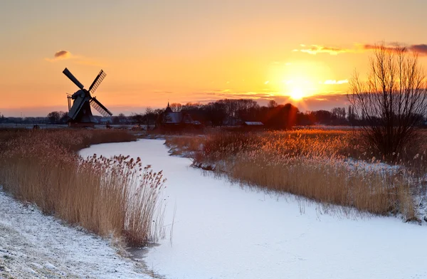 A Sunrise szélmalom télen — Stock Fotó