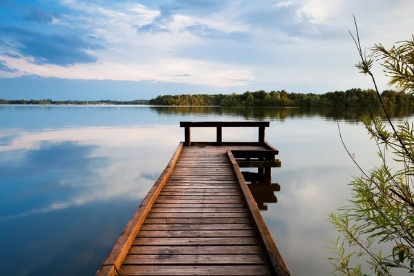 湖で木製の桟橋 — ストック写真