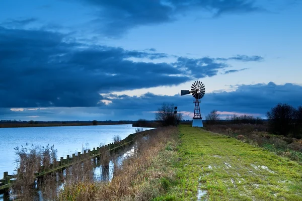 Wiatrak nad jeziorem, groningen — Zdjęcie stockowe