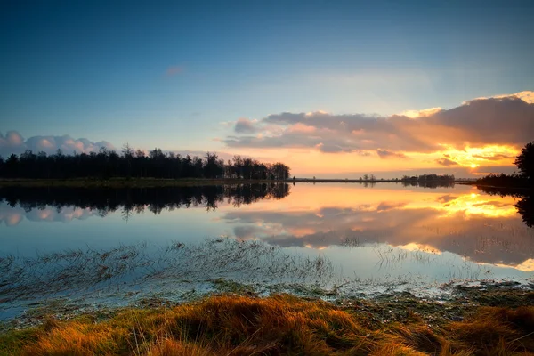 在 dwingelderveld 中湖平静日落 — 图库照片