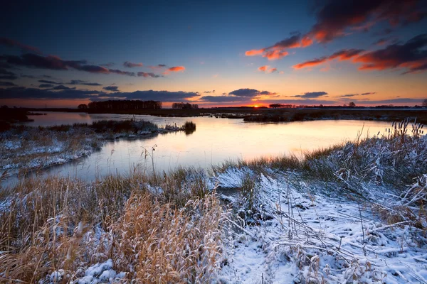 Lever de soleil sur la rivière en hiver — Photo