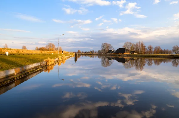 Geniş nehir tarafından Hollanda çiftlik evi — Stok fotoğraf