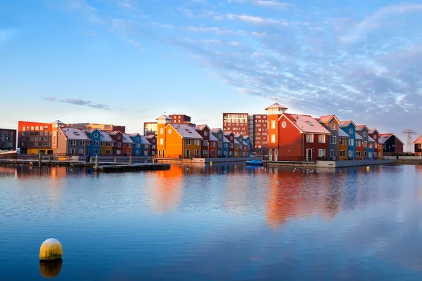 Byggnader på vatten vid reitdiephaven, groningen — Stockfoto