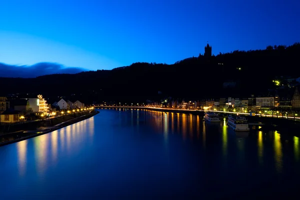 Замок в місті Cochem уночі силует — стокове фото