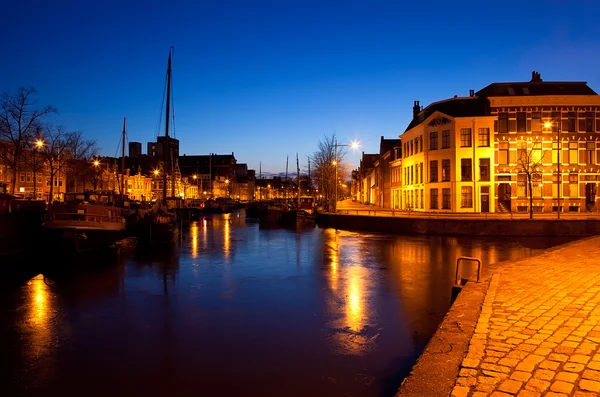 Корабли на канале в Гронингене ночью — стоковое фото